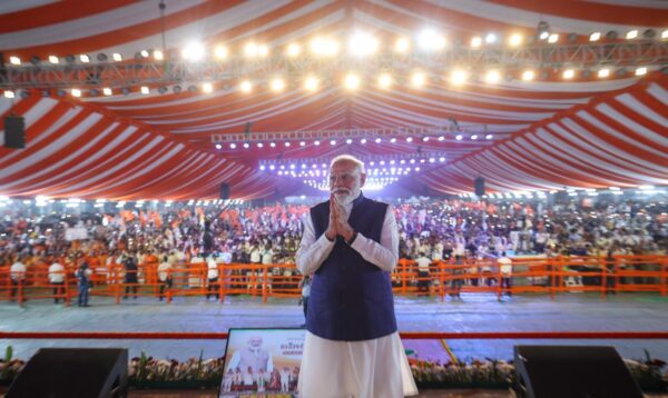 インドのモディ首相が国民に節約を要請、自らの贅沢な姿勢には批判も