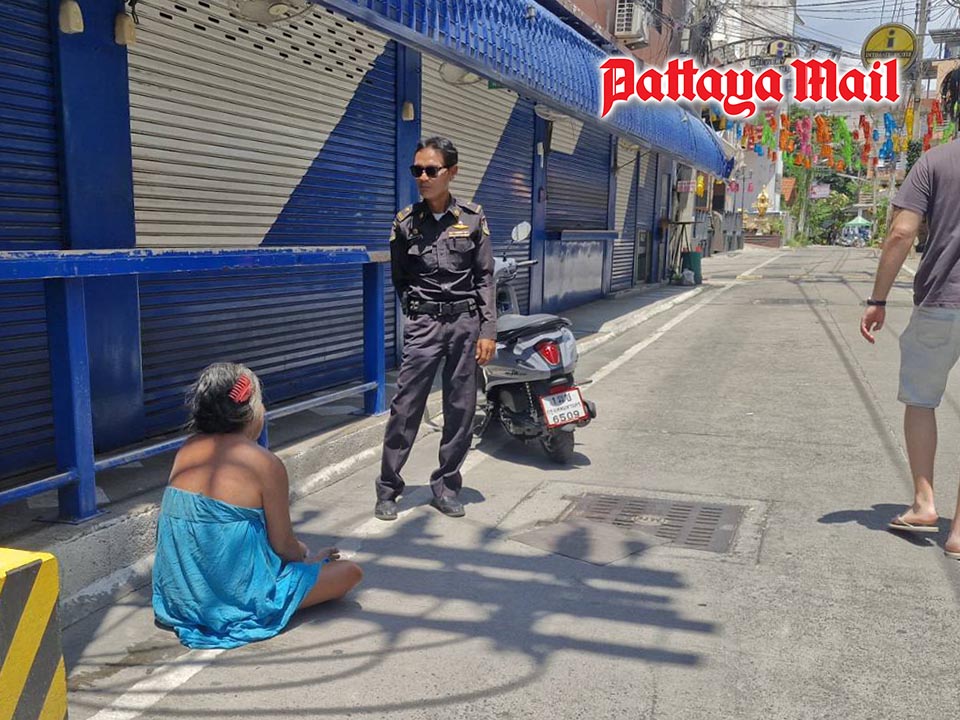 パタヤ市街でホームレス男性が路上で倒れ搬送、増加する路上生活者への懸念高まる