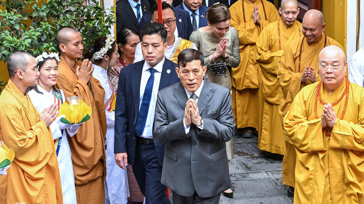 タイ国王夫妻、ベトナム訪問中に古刹で祈祷