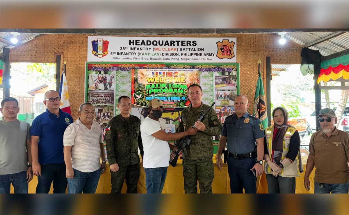 南マグインダナオで元過激派11人が投降、銃器を軍に引き渡し