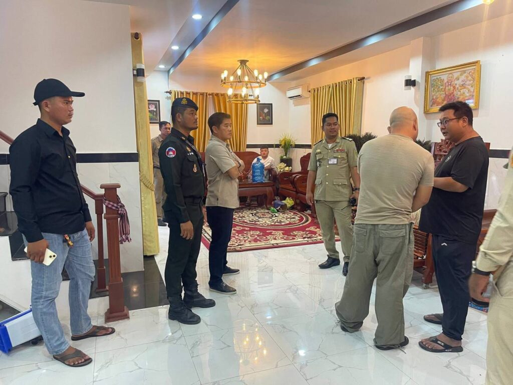 カンボジア・プノンペンでオンライン詐欺容疑の中国人4人を逮捕、銃器押収