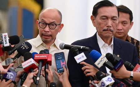Former Finance Minister Warns of Price Hikes Amid Rupiah Weakness