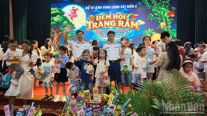 Vietnam Coast Guard Brings Mid-Autumn Festival Joy to Hundreds of Children