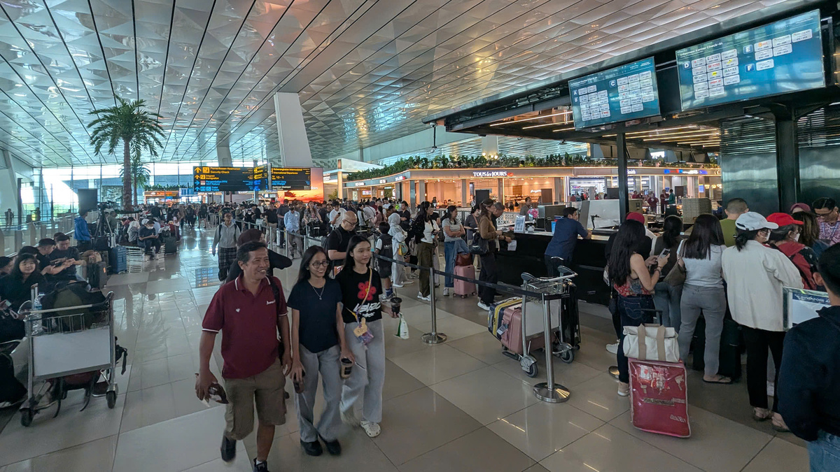 Vietnamese Travelers Stranded for Days in Indonesia Due to Volcanic Eruption