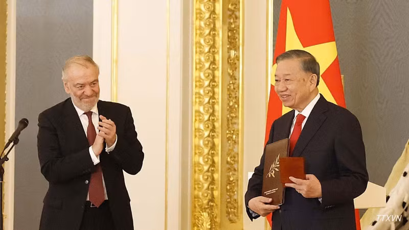 Vietnamese Top Leader Receives International Peace Prize in Russia