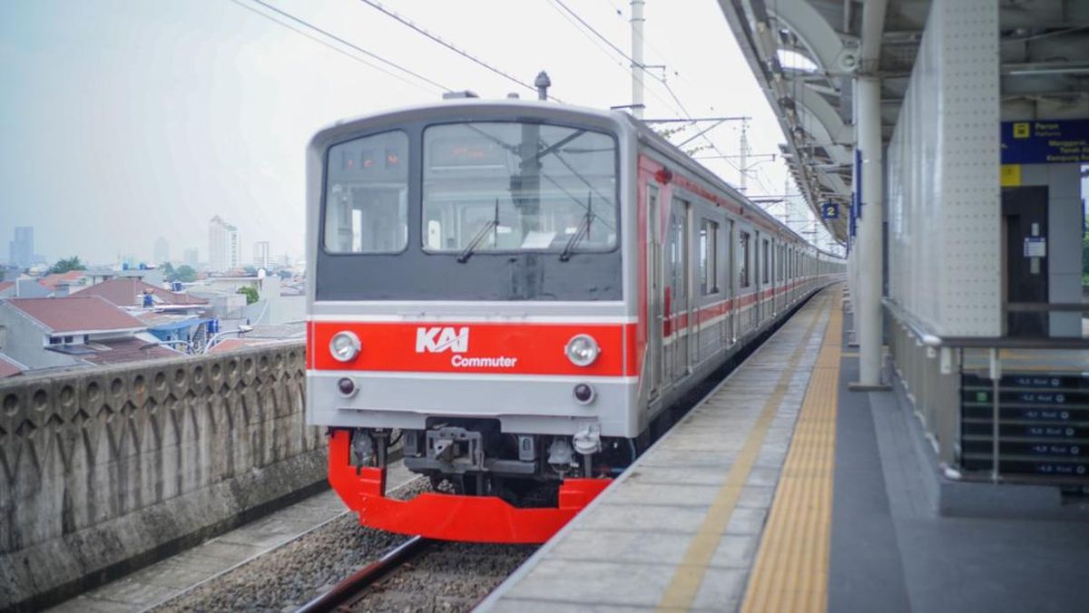 KRL Derails at Jakarta Kota Station, Passengers Evacuated, Commute Disrupted