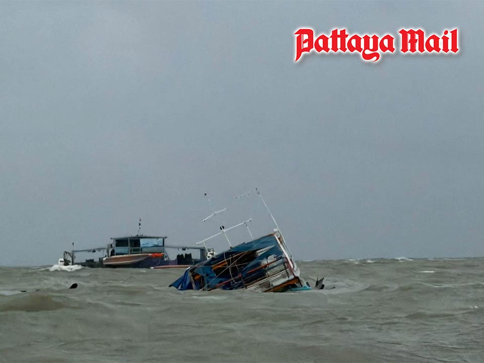 パタヤ、荒波で遊覧船6隻沈没 赤旗掲示で運航停止