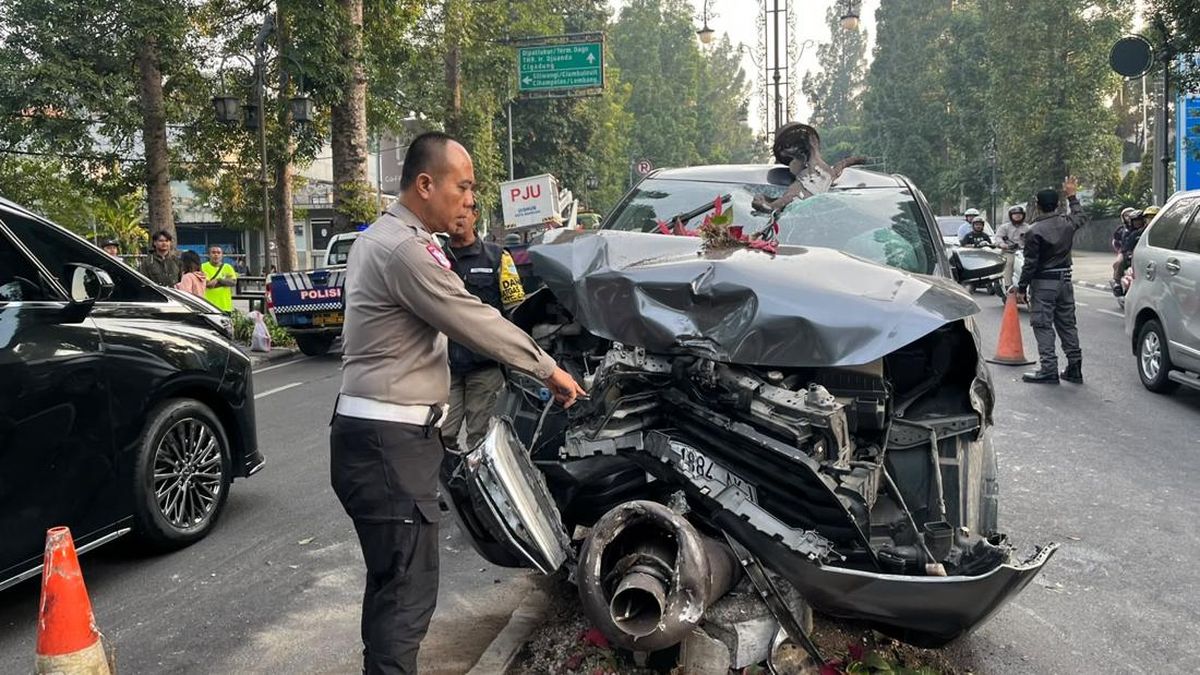 バンドン市ダゴ地区で飲酒運転か、車が街灯に衝突・7人乗車