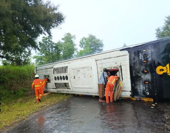 マグウェー管区ヤンナインチャウン郡区で乗客輸送車が横転、1名負傷