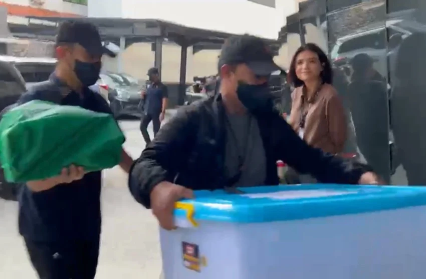 Police Transport Boxes to Prosecutor's Office Ahead of Don Ritto's Handover