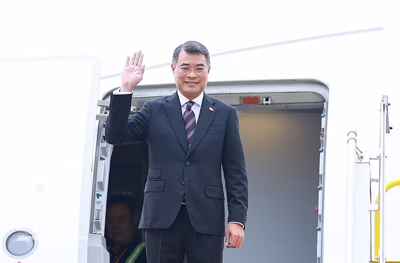 ベトナム首相、ASEAN・ロシア記念首脳会議へ出発 ロシアとの関係深化目指す