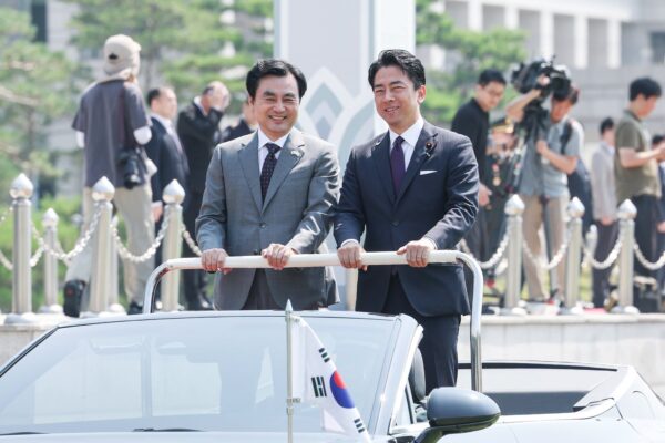 小泉首相の初ソウル訪問:慎重な日韓和解の兆し