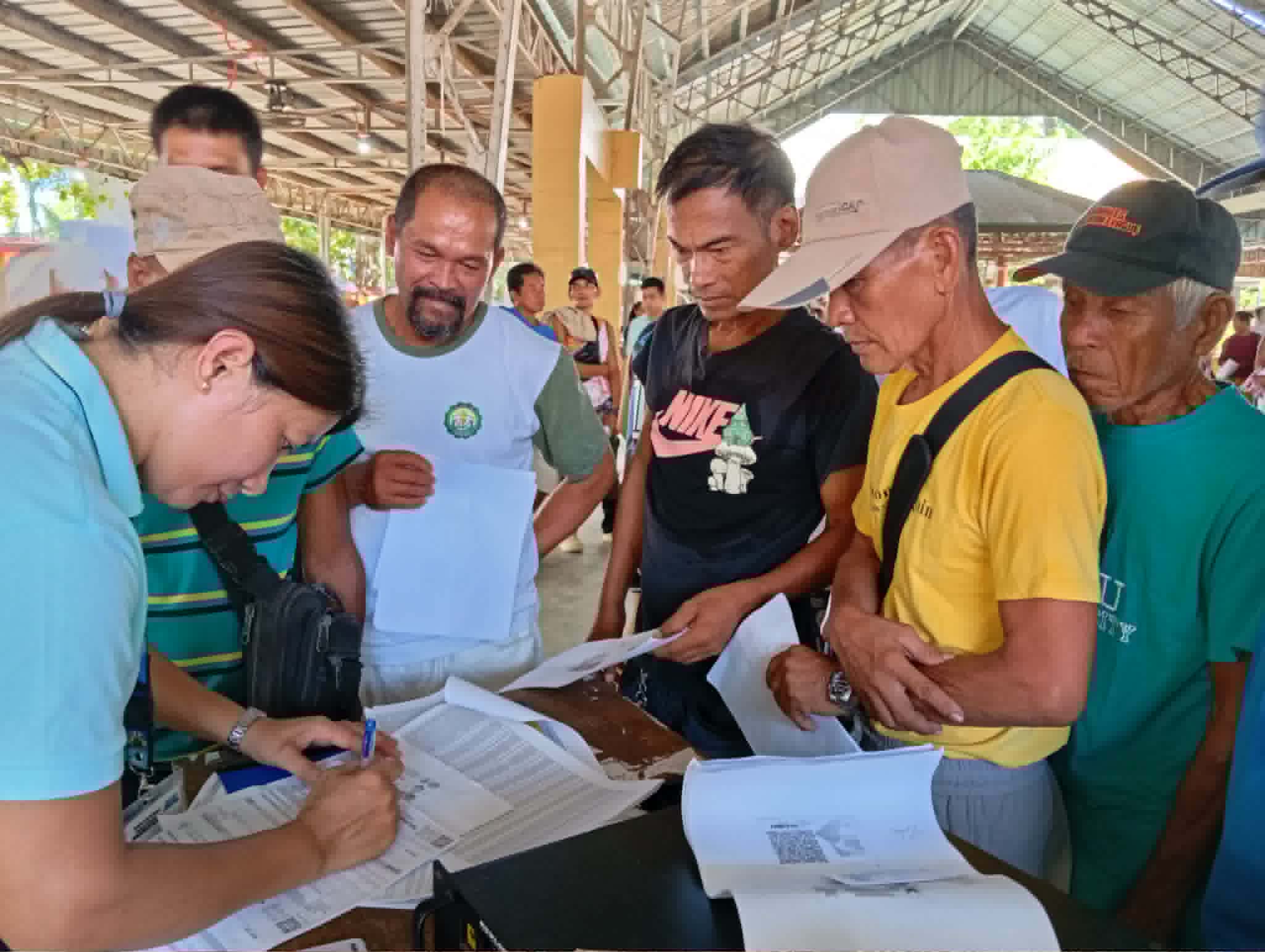 Over 700 Fishermen in Pangasinan Receive Cash Aid from Government