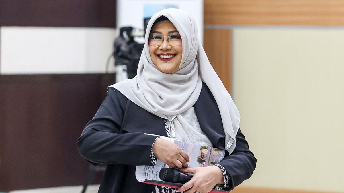 ジョコウィ大統領の学歴疑惑裁判、医師ティファ氏の公判延期