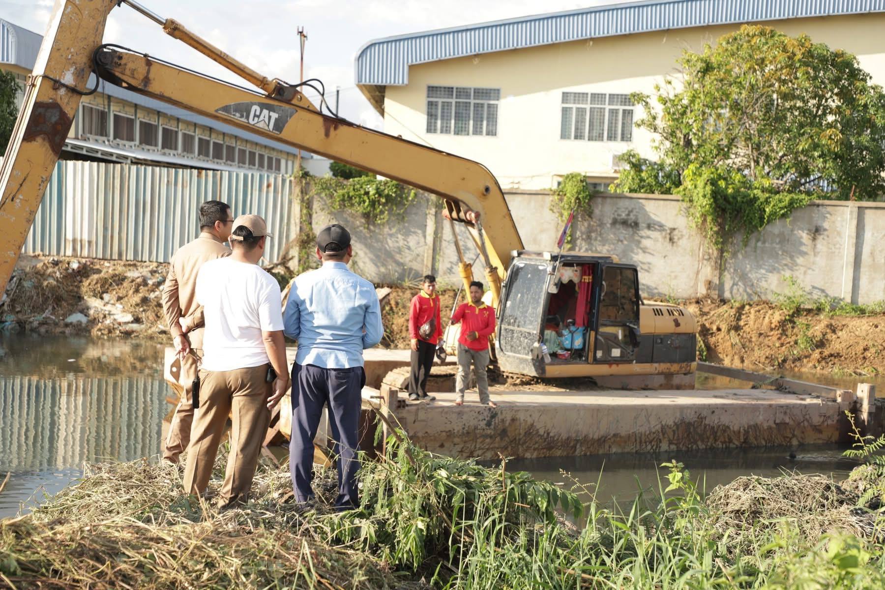 Phnom Penh District Authorities Inspect Drainage Canal Restoration to Address Flooding in Toul Pong Village
