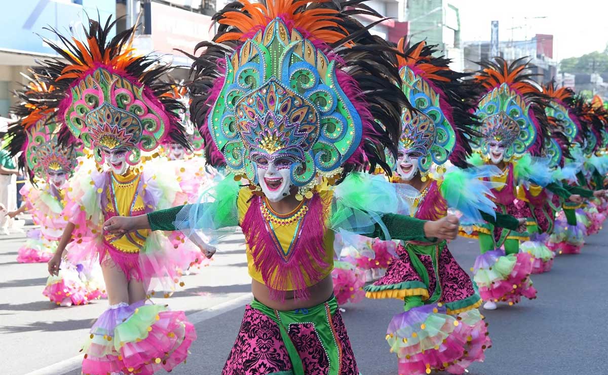 マスカラ祭、熱狂の渦 バコロドに数千人集結