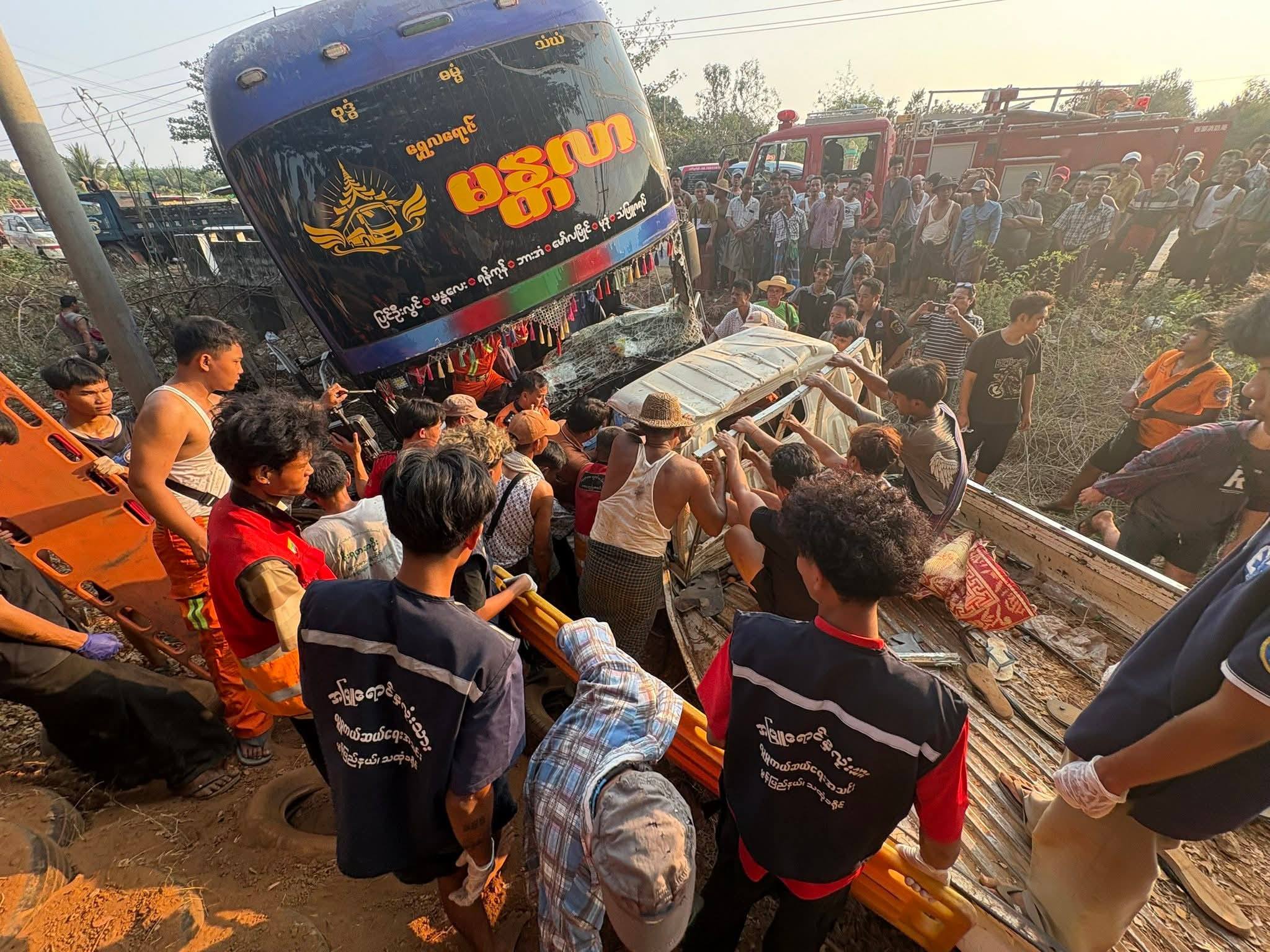 タトンでバス事故、僧侶8人含む13人死亡