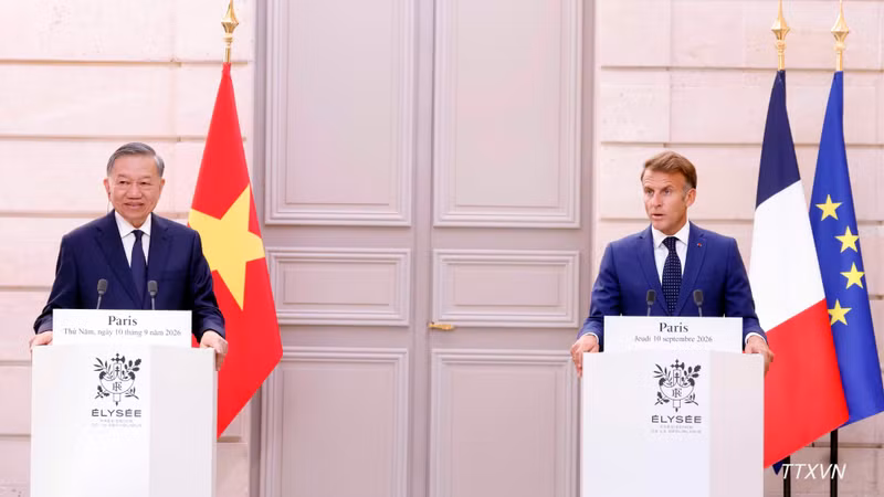 Vietnam's Top Leader Meets French President, Strengthening Economic and Strategic Partnership