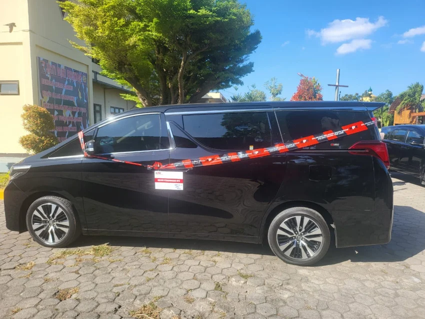 KPK Seizes Alphard in Lombok Barat Regent Corruption Case