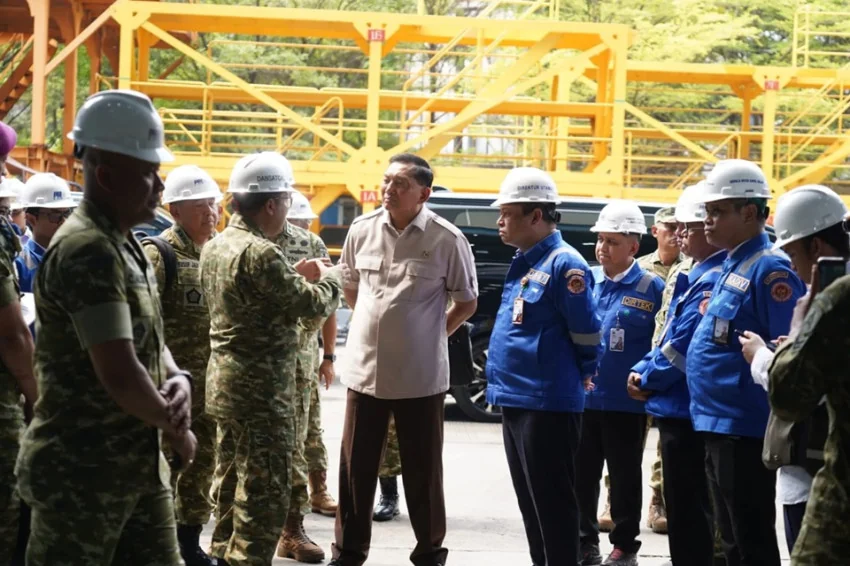 インドネシア国防相、PT PAL社でフリゲート艦・潜水艦製造を視察