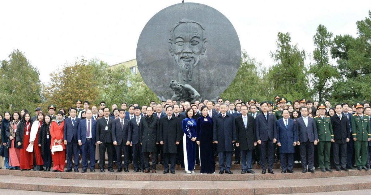 Vietnam's Top Leader Pays Tribute to Ho Chi Minh in Russia