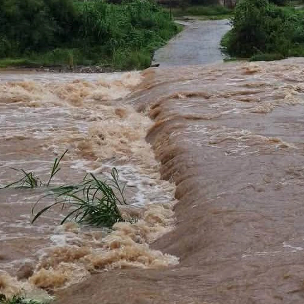 ベトナム中部、豪雨で283世帯が孤立 道路寸断、土砂災害も発生