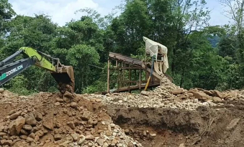 カチン州プタオ郡マチャンボー町で農地に広がる金採掘に住民が即時停止を要求