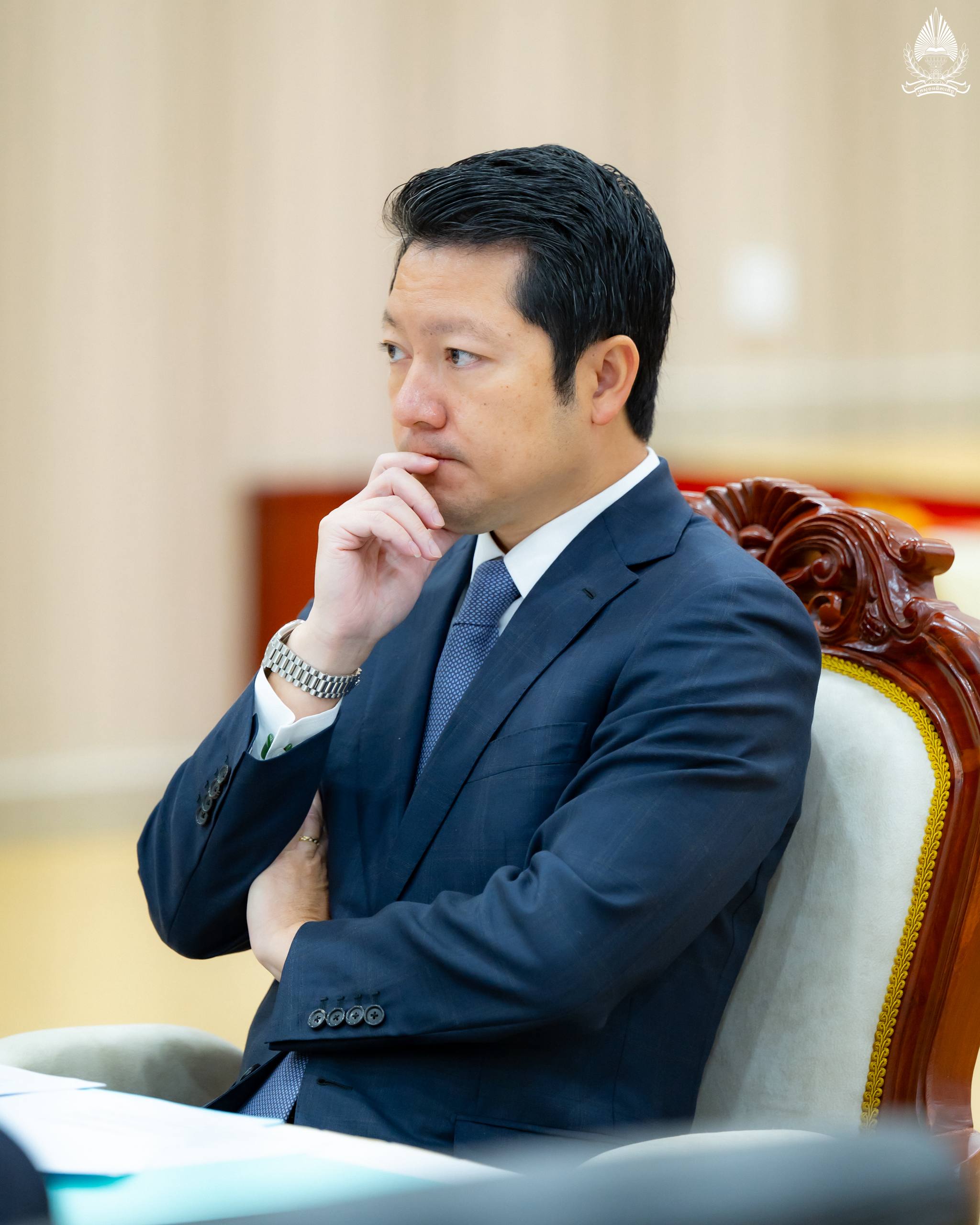 ソク・ソーケン閣下が査察省職員の倫理に関するプラカ草案を検討し議論するための週次会議の議長を務める