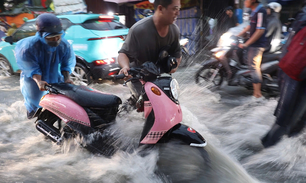 Ho Chi Minh City braces for continued heavy rain and flooding amid high tides