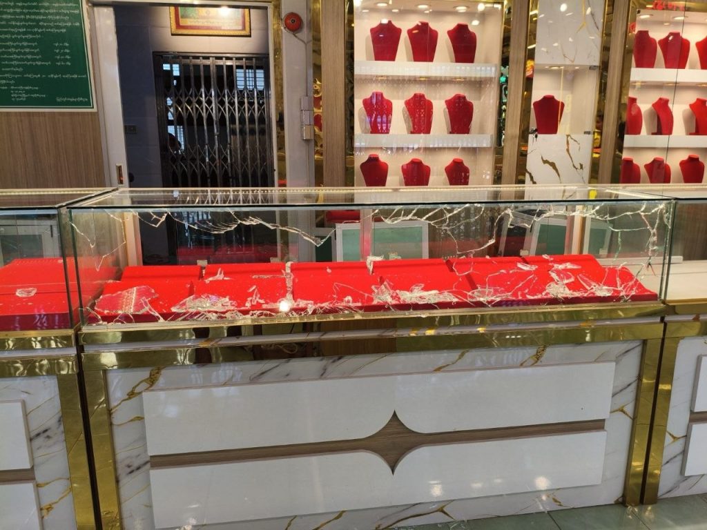 シャンミャタジで宝石店が襲われる