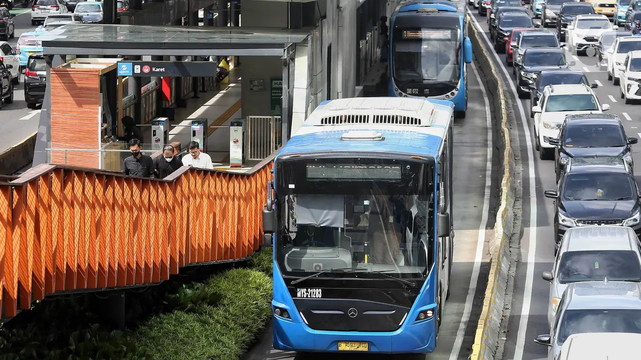 デモの影響でトランスジャカルタ4路線が一時運休、8路線で運行変更