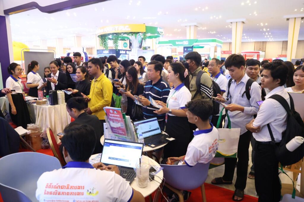 カンボジア全国雇用フェア、若者の就職支援で高評価