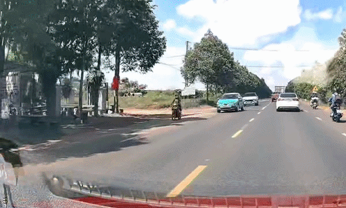 Reckless Overtaking Leads to Highway Collision in Vietnam