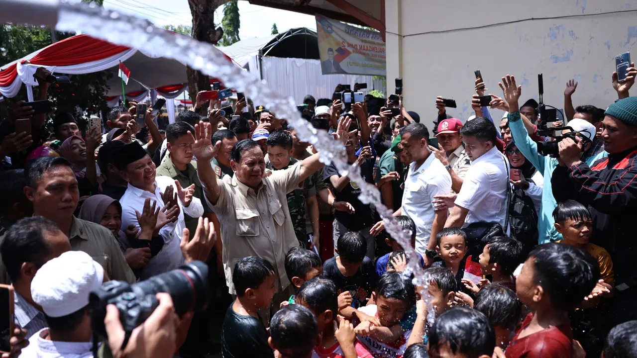 President Prabowo Inaugurates Road Project in Madura Amidst Enthusiastic Public Welcome