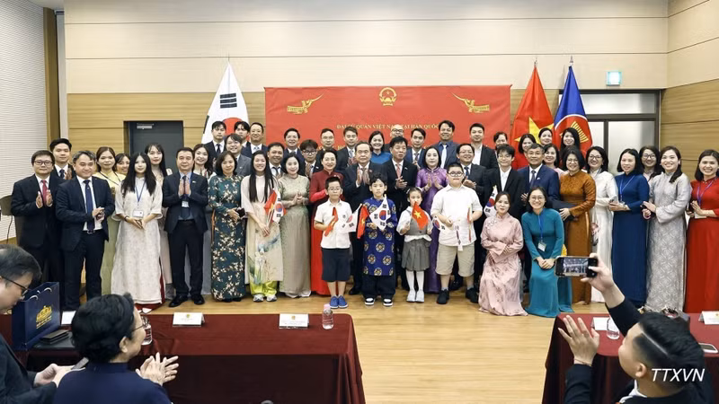 Vietnamese National Assembly Chairman Meets Vietnamese Community in South Korea