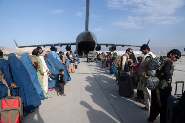 アフガニスタン戦争が残した「約束」:退避作戦から5年、関係者の複雑な思い