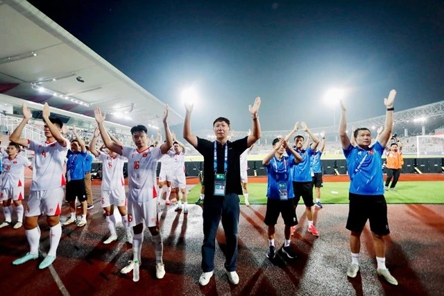 Vietnam Secures ASEAN Cup Final Berth, Coach Kim's Tactics Praised