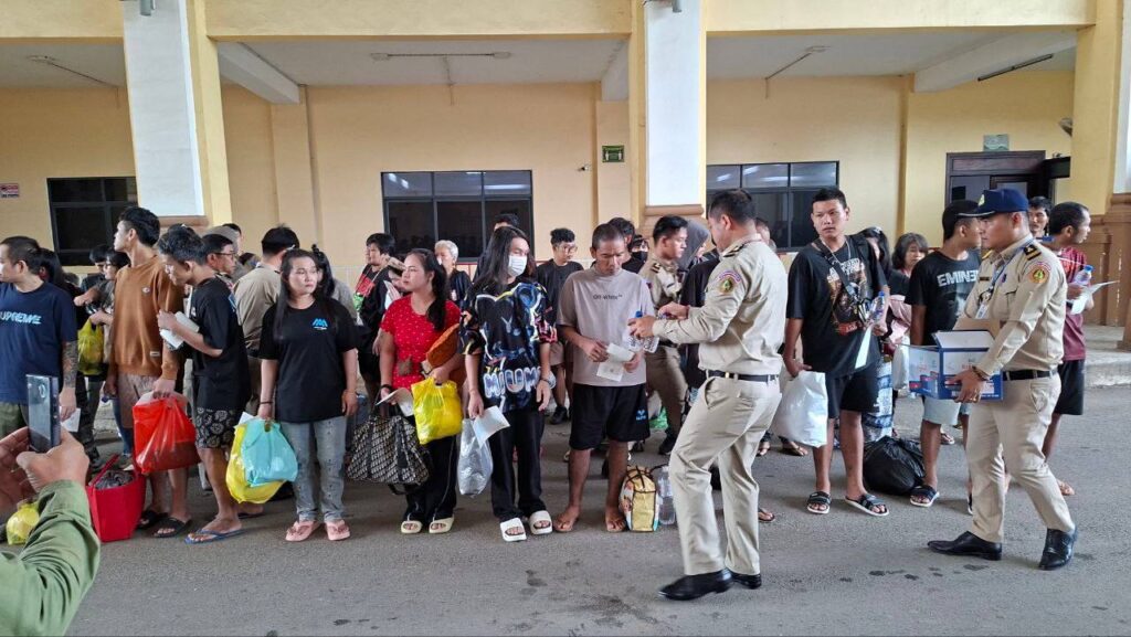 カンボジア、タイ人44人を国外追放 ポイペト国境から