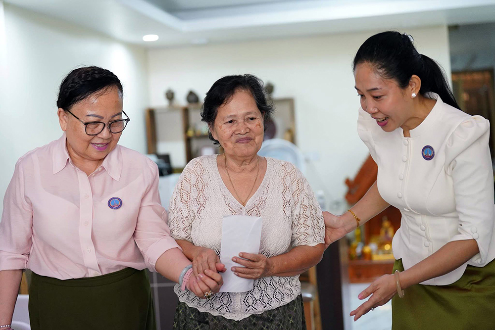 Cambodia Ministry of Information Visits Retired Officials, Offers Support
