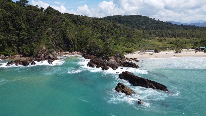 Phang Nga's Hidden Gem: Khao Na Yak Beach Offers Stunning Turquoise Waters and Unique Rock Formations