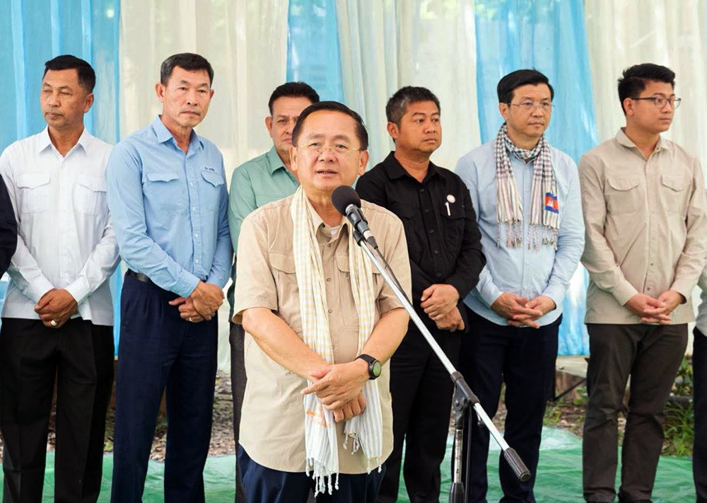 Battambang Province Distributes Aid to Flood Victims from Prime Minister and His Wife