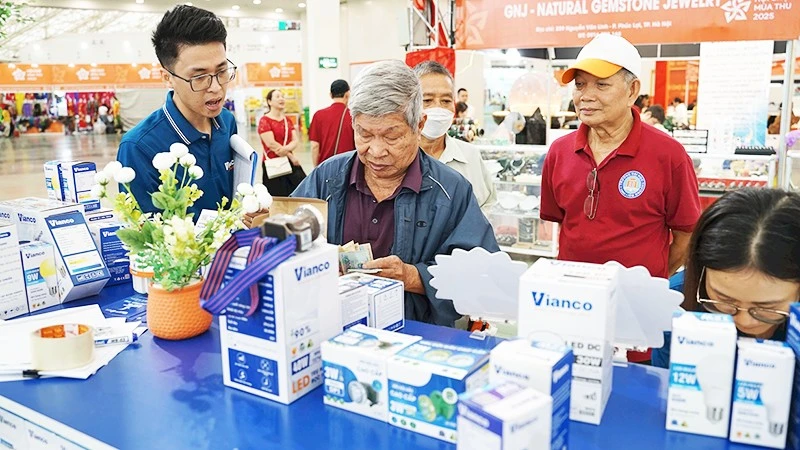 Vietnam Accelerates Administrative Procedure Simplification to Reduce Business Burden