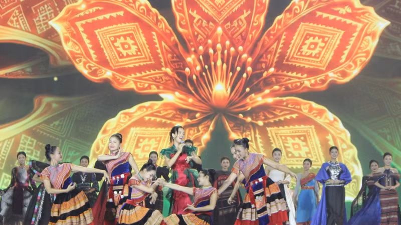 Son La's Ethnic Textiles Blend with Contemporary Art, Bridging Heritage and Economic Growth