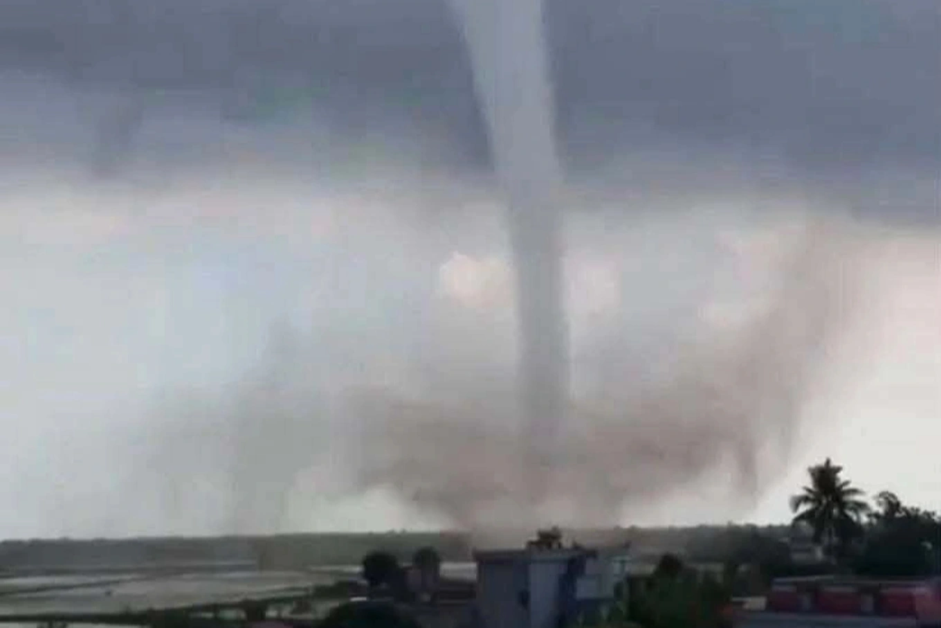 Massive Tornado Strikes Hung Yen Province, Causing Property Damage But No Casualties