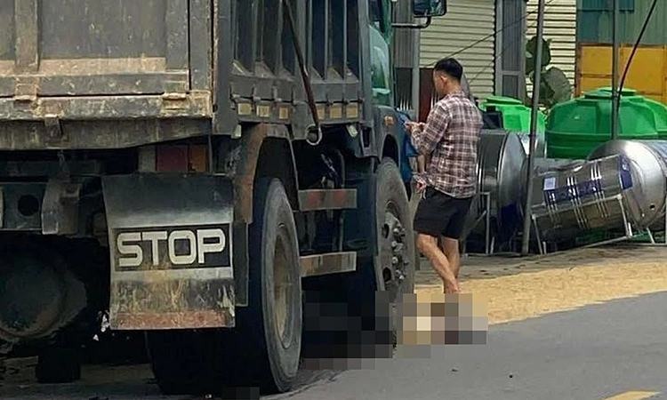 Mother and son killed in collision with truck in Ha Tinh