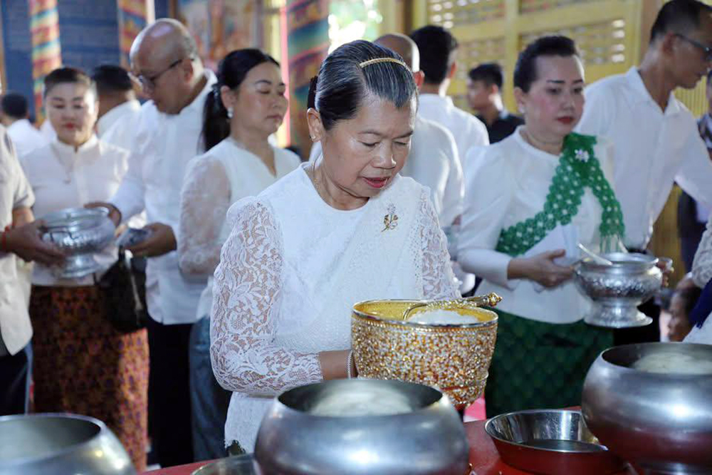 Cambodian Senior Official Offers Merit to Souls of National Heroes