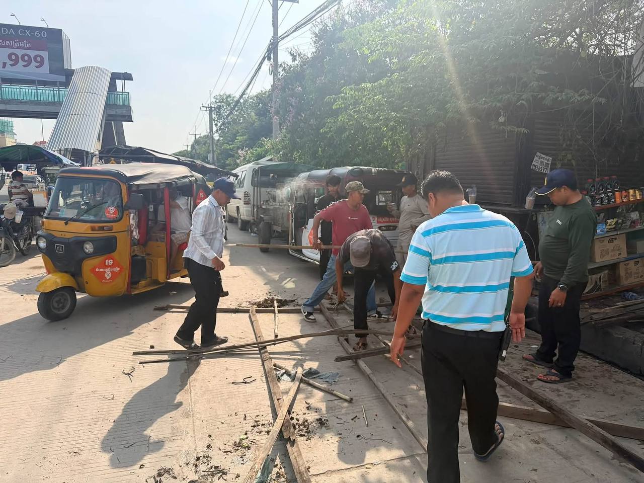 Phnom Penh Suburban Authorities Clear Unauthorized Roadside Stalls