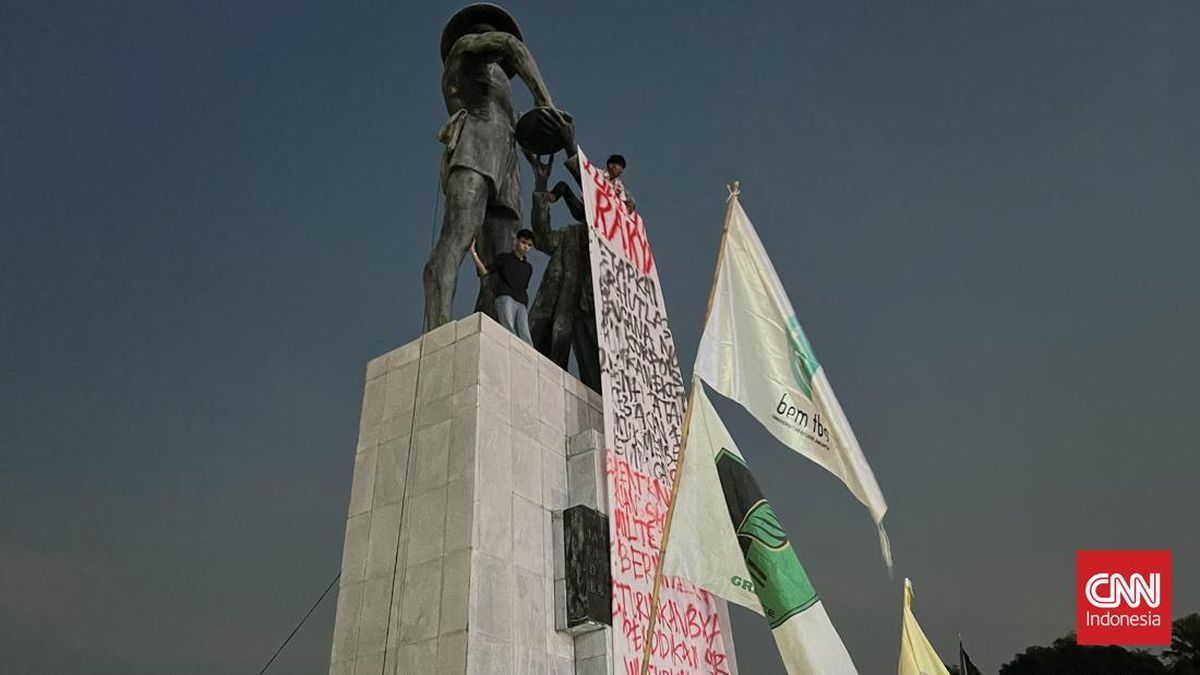 Indonesian Lawmaker Praises Students for Peaceful Protest on President's 2nd Anniversary