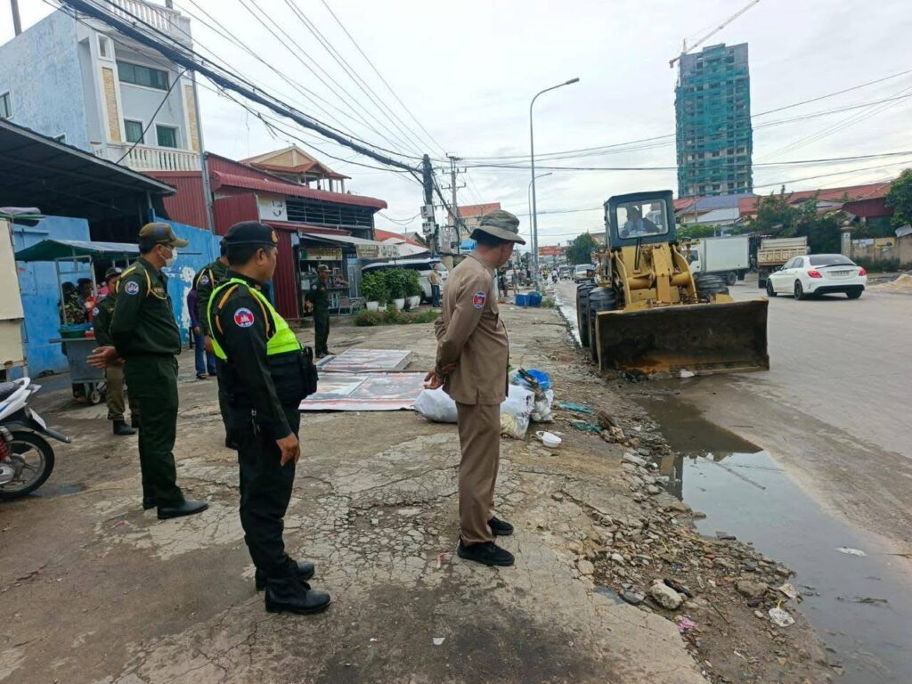 プノンペン市、ダーンカーン区で路上秩序回復へ不法占拠物を撤去