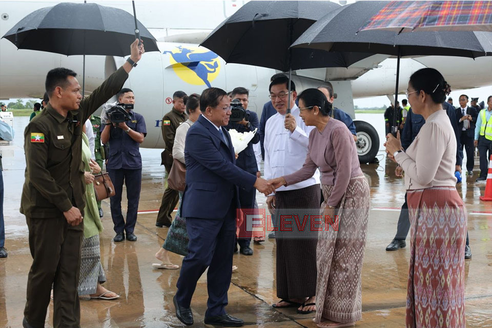 President U Min Aung Hlaing and wife return to Myanmar from Laos